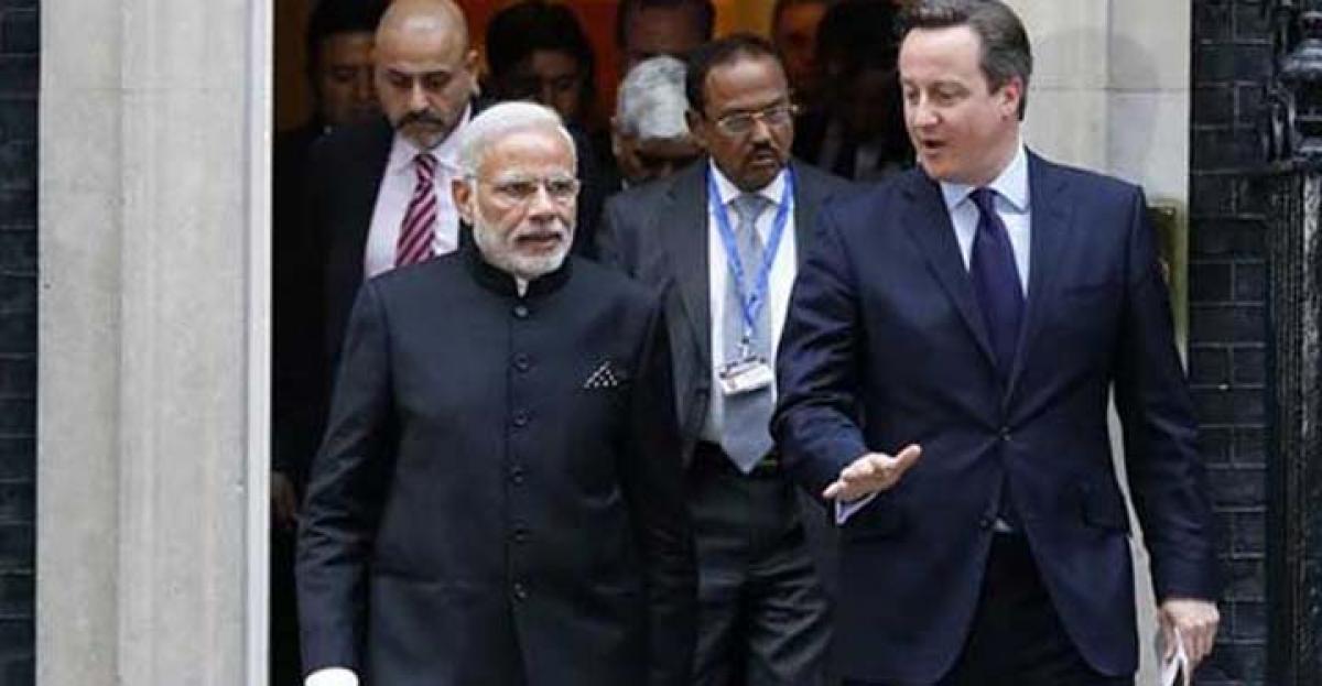 David Cameron comes out to welcome Narendra Modi
